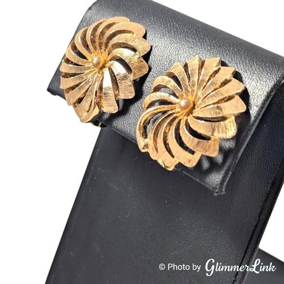 VTG Monet Spiral Textured Flower Gold Tone Brooch & Clip On Earrings Jewelry Set - Picture 8 of 13
